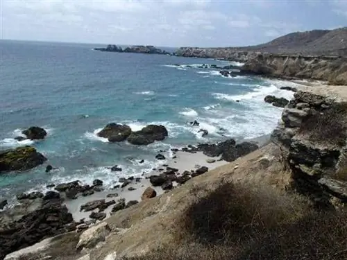 Вид с одного из пустынных пляжей острова.