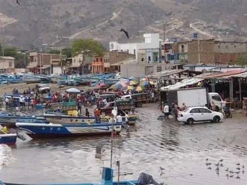 Пляж, откуда отходит катер.