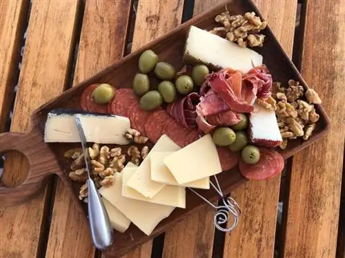 Помимо замечательных ужинов из трех блюд, на яхтах Ecoventura предлагаются вкусные закуски и напитки после каждой экскурсии на суше или на воде.