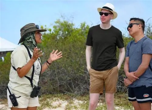 Гид-натуралист Сеси часто останавливается во время прогулок с гидом, чтобы ответить на вопросы и поделиться своими глубокими знаниями о Галапагосских островах.