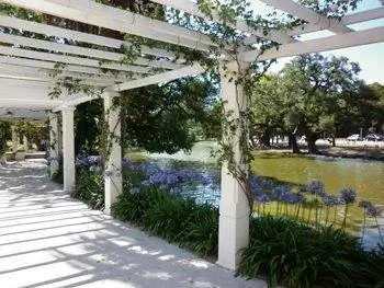 Под беседками на буэнос-айресском бульваре Пасео-де-Роседаль.