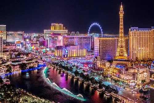 Лас-Вегас-Стрип ночью.