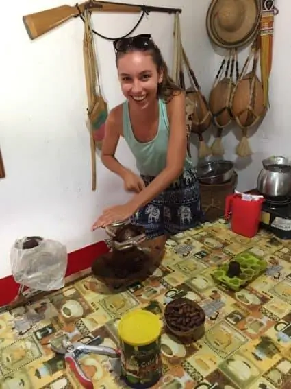 Ариэль готовит шоколад на кофейной ферме Канделария.