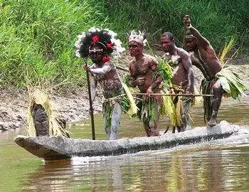 Жители Папуа-Новой Гвинеи возвращаются с охоты. Фото Кента Сент-Джона.