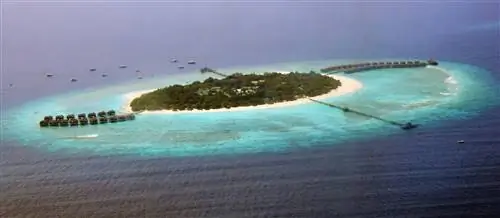 Вид с гидросамолета на курорт J A Manafaru