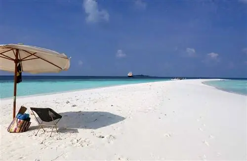 «Принцесса Ясава» бросила якорь у песчаной косы.