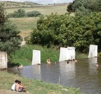 Охлаждение в реке Сьерра-Вилья-Вентана.