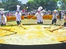 Самый большой в мире омлет, ежегодный ритуал в Пиге, Аргентина.