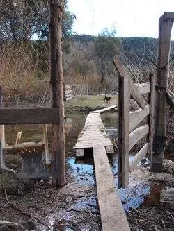 Переправа через реку на ферме в Аргентине для сессии WWOOF.