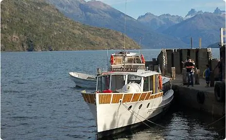 Живописная лодка Хуана де Арко приглашает посетителей отправиться в плавание по озеру Пуэло, направляясь к границе, наслаждаясь красивыми горными пейзажами.