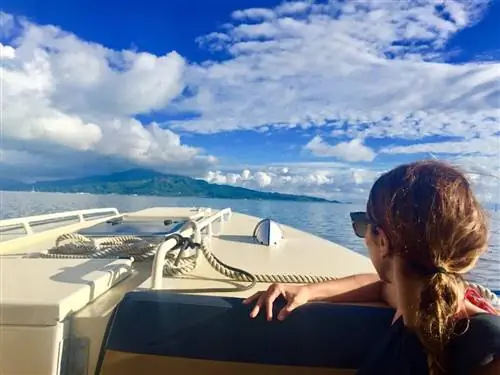 По лагуне, двигаясь на юг от Тах'а в сторону Раиатеа.