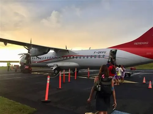 Посадка на таитянский самолет, направляющийся в Раиатеа, после короткой остановки на Бора-Бора. Совет: сядьте слева от прохода, чтобы полюбоваться потрясающим видом на лагуну.