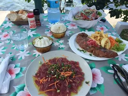Обед в Snack Mahana на Муреа. Карпаччо из тунца, местный улов в панировке и пуассон крю.