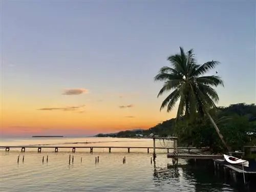 Вид из гостевого бунгало над водой бабушки Маэвы на Раиатеа.