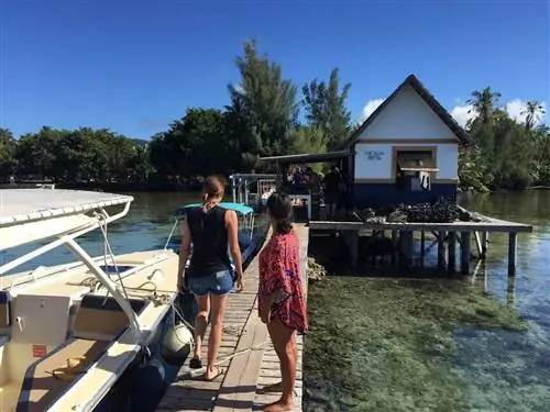 Мишель входит на жемчужную ферму Шампон на острове Тахаа.