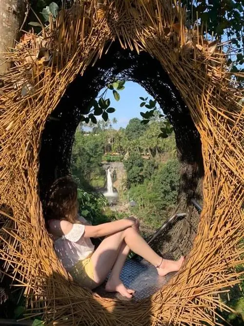 Если вы позируете в таком месте, с фотографа будет небольшая плата, и вы должны ее заплатить.