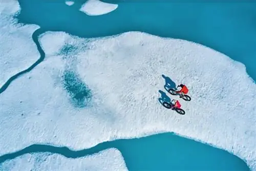 Хотите прокатиться на лошадях в секретный салон? Раскопать окаменелости динозавров в бесплодных землях? Fatbike над замерзшим Северным Ледовитым океаном? Все возможно. Фотография Нансена Вебера.