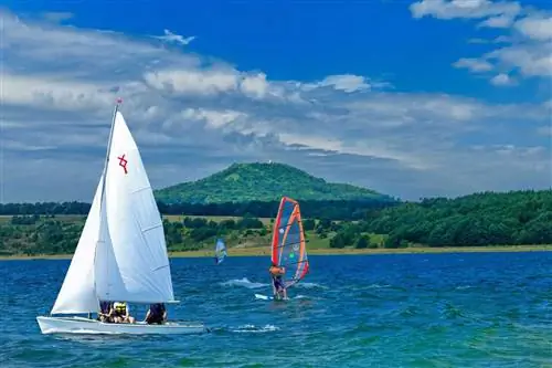 Озеро Берцдорф - отличное место для парусного спорта и виндсерфинга. Фото Райнера Вайсфлога.