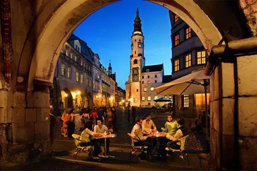 Ратуша на ночном рынке Гёрлица ночью. Фото Сабины Венцель.