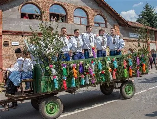 Эта группа молодых людей развлекает публику традиционными народными мелодиями.