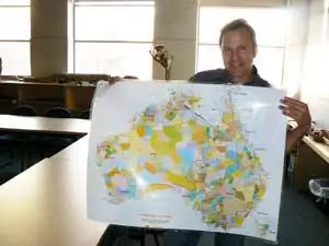 Дин Стюарт рассказывает студентам о 250 языках коренных народов, на которых когда-то говорили на континенте.