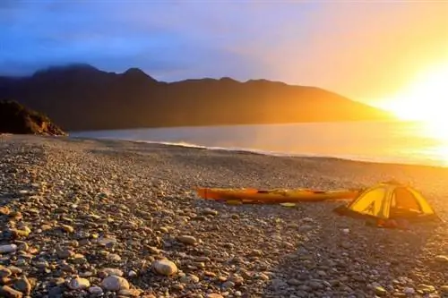 Кемпинг на отдаленном побережье Фьордленда во время сплава на байдарках.