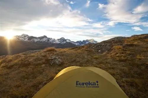 Ремаркаблс, горный хребет Новой Зеландии, на фоне идеального места для кемпинга.