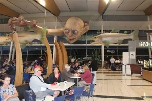 Существа из фильмов о хоббитах в аэропорту Веллингтона.