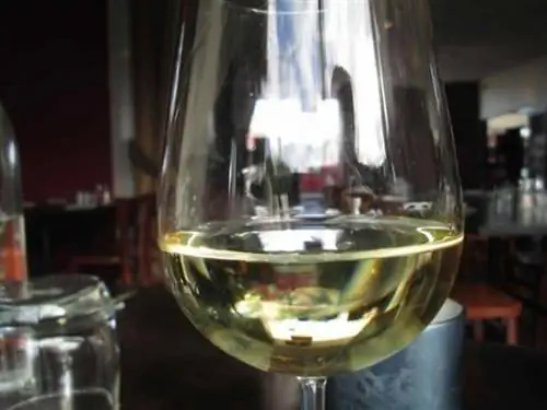 Вино в ресторане Цирк.