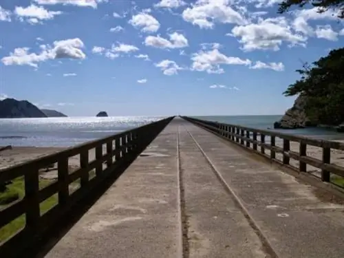 Причал Толага Бэй, самый длинный в южном полушарии, построен для разгрузки кораблей.