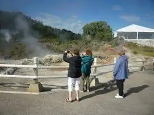 Горячие источники в Роторуа, Новая Зеландия, самая популярная достопримечательность страны.