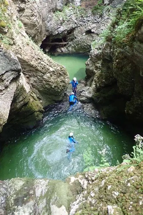 плавание в холодных каменных бассейнах, каньонинг в Словении