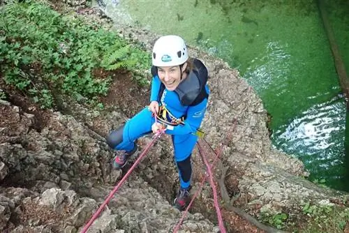 С волнением начинаю спускаться в каньонинг в Словении. Фото 3glav.com