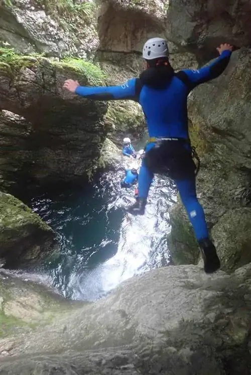 прыгать в узкий бассейн