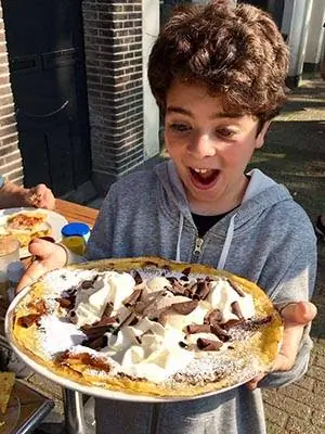 В восторге от своего блина в The Pancake Bakery, Амстердам.