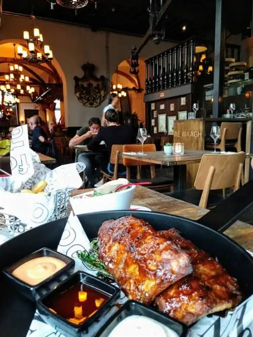 Де Вагг, когда-то место, где масло и другие продукты взвешивались для целей налогообложения, теперь является домом для популярного ресторана. Стол снаружи на городской площади - лучшее место в доме.