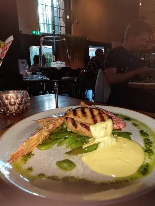 Стейк и креветки, блюдо для серфинга и серфинга в Arsenal 1824, - популярное блюдо в бывшем городском арсенале.