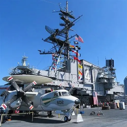 Посетители на борту USS Midway в Сан-Диего. В городе есть огромная военно-морская база.