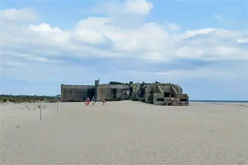 Бункер времен Второй мировой войны - лишь одна из странностей, оставшихся на берегу Кейп-Мей.
