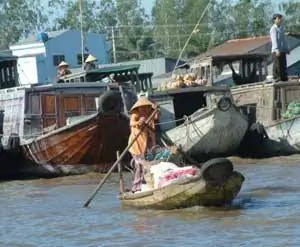 Плавучие торговцы на рынке Кай Ранг