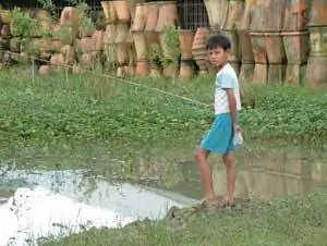 Вьетнамский мальчик на рыбалке