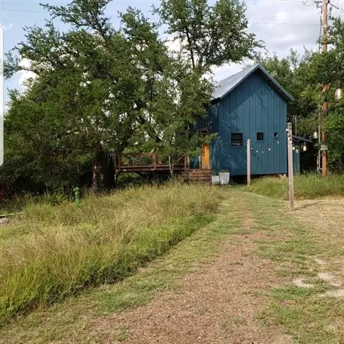 Дорожка, ведущая к домику на дереве.