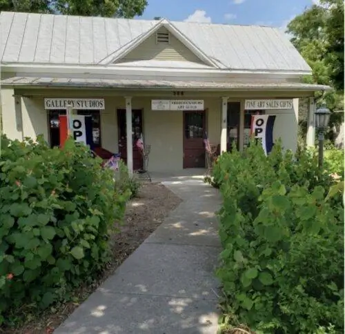 Художественная гильдия Фредериксбурга, через дорогу от Национального музея Тихоокеанской войны.