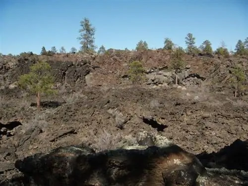 Вулканическая лава в национальном парке вулкана Сансет Кратер