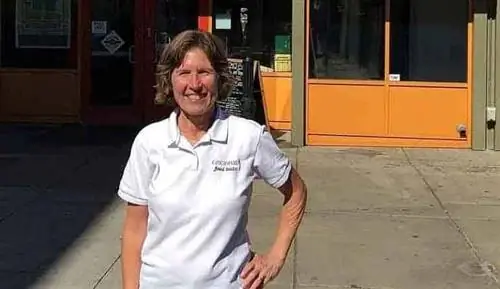 Барбара Купер управляет гастрономическими турами в Цинциннати, предлагая посетителям образцы от городских поставщиков продуктов питания, в том числе на рынке Финдли, старейшем постоянно действующем общественном рынке в Огайо. Фото предоставлено Барбарой Купер