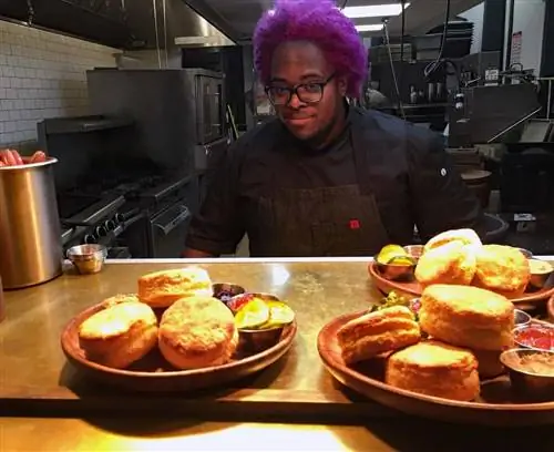 Шеф-повар Кристиан Гилл готовит печенье с джемом или соусом в магазине Boomtown Biscuits & Whiskey в районе Пендлтон в Цинциннати.