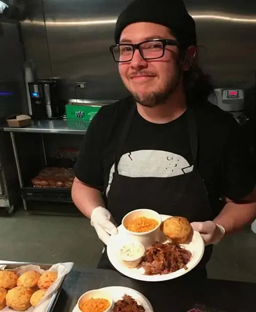 Выберите фунт копченого мяса с южными сторонами на барбекю Lucius Q в районе Пендлтон в Цинциннати.