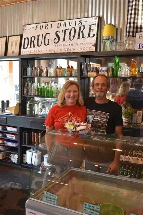 Дженнифер и Ричард Харрод, владельцы аптеки и отеля в Форт-Дэвисе, устраивают классический банановый сплит.