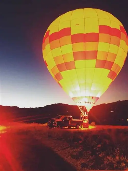 Светящийся воздушный шар во время Night Glow на Фестивале воздушных шаров Snowmass в Колорадо.