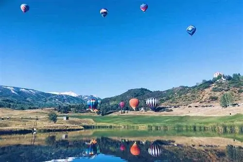 Снежный пейзаж с воздушными шарами